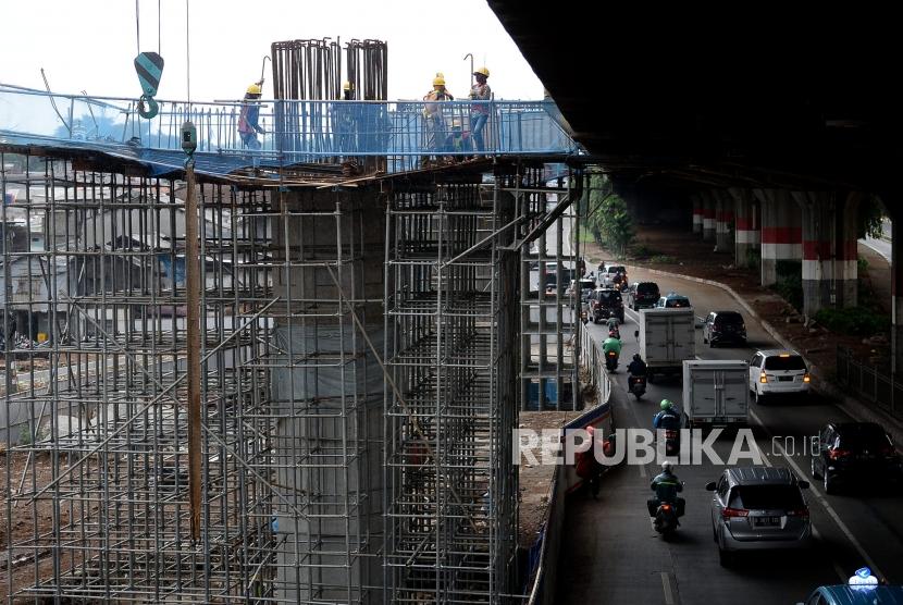 Sejumlah pekerja menyelesaikan pembangunan infrastruktur Tol Becakayu di Jalan DI Pandjaitan, Jakarta, Selasa (7/1). Industri pendukung jasa konstruksi bisa memanfaatkan proyek senilai Rp 419 triliun
