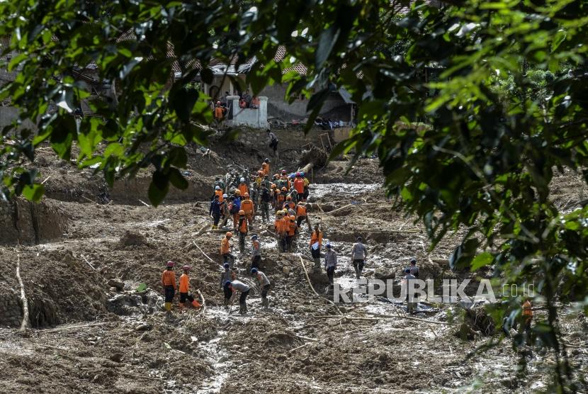 Sejumlah petugas gabungan saat melakukan proses evakuasi korban longsor di Kampung Sinar Harapan, Desa Harkatjaya, Sukajaya, Bogor, Jawa Barat, Selasa (7/1).