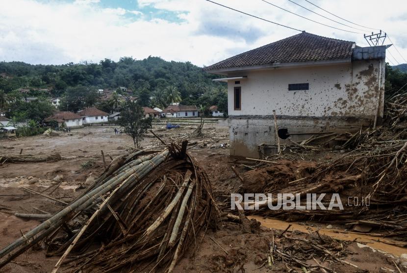 Badan Penanggulangan Bencana Daerah (BPDB) Kota Tasikmalaya menyebutkan, kejadian pohon tumbang mendominasi bencana pada pekan pertama 2020 (Ilustrasi longsor)