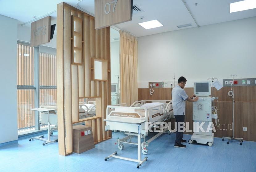 Paramedis menata mesin pencuci darah di Eka Hospital  Kota Harapan Indah Bekasi , Jawa Barat