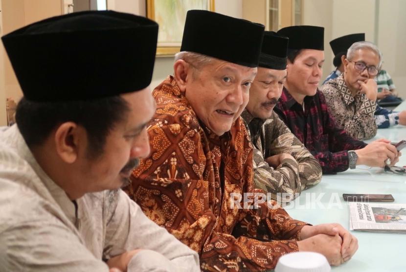 Sekjen MUI Anwar Abbas (kedua kiri) bersama Wakil Sekjen MUI Zaitun Rasmin (kiri) serta jajaran pengurus lainnya menyampaikan kata sambutannya saat berkunjung ke kantor Republika di Jakarta, Selasa (7/1).