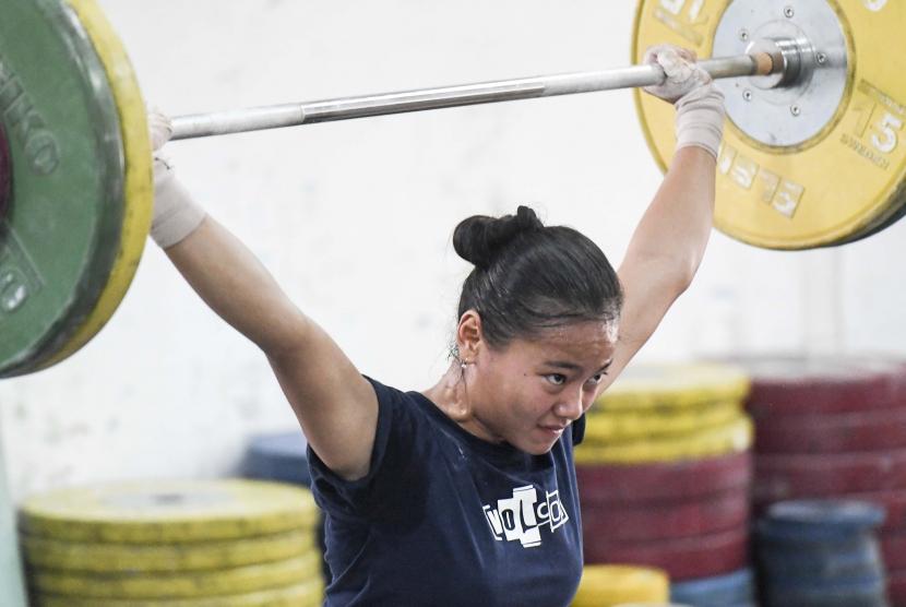 Lifter putri Indonesia Windy Cantika Aisah berlatih saat menjalani pemusatan latihan nasional (Pelatnas) Angkat Besi di Mess Kwini, Jakarta, pekan lalu.