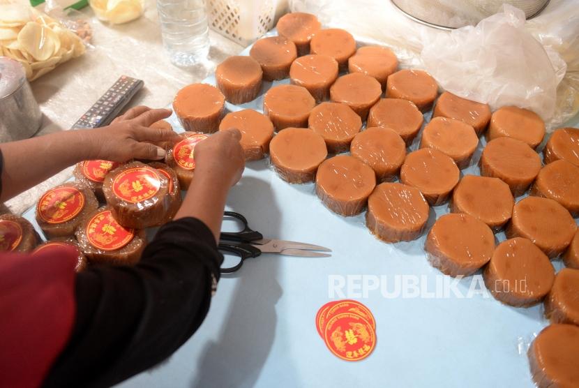 Pembuatan Kue Keranjang. Proses pembuatan kue keranjang di Yogyakarta, Rabu (7/1).