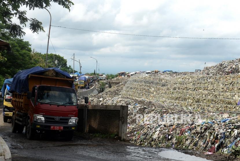 Antre Kendaraan Pembuangan Sampah. Kendaraan pengangkut sampah antre menunggu giliran membuang sampah di TPST Piyungan, Yogyakarta, Rabu (7/1).