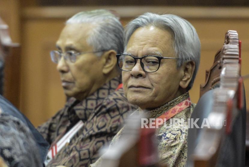 Pemohon uji materi UU KPK Ismid Hadad (kiri) dan Erry Riyana Hardjapamekas (kanan) usai mengikuti uji materi di gedung Mahkamah Konstitusi Jakarta, Rabu (8/1).