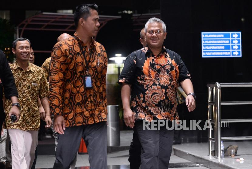 Ketua KPU Arief Budiman bersama para komisioner KPU saat tiba di Gedung KPK, Jakarta, Rabu (8/1).