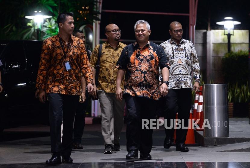 Ketua KPU Arief Budiman bersama para komisioner KPU saat tiba di Gedung KPK, Jakarta, Rabu (8/1).