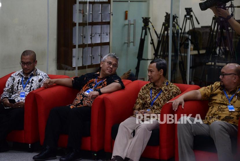 Ketua KPU Arief Budiman (dua kiri) bersama para komisioner KPU saat tiba di Gedung KPK, Jakarta, Rabu (8/1).