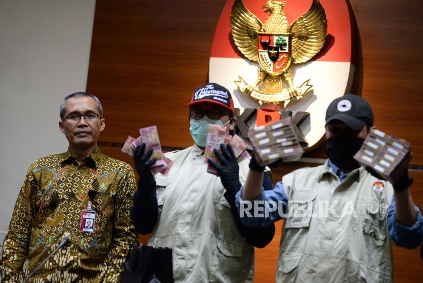 Wakil Ketua KPK Alexander Marwata mendampingi penyidik menunjukan barang bukti saat konferensi pers Operasi Tangkap Tangan (OTT) Bupati Sidoarjo di gedung KPK, Jakarta, Rabu (8/1).