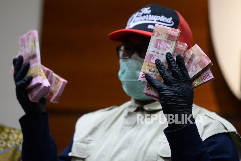 Penyidik KPK menunjukan barang bukti saat konferensi pers Operasi Tangkap Tangan (OTT) Bupati Sidoarjo di gedung KPK, Jakarta, Rabu (8/1).