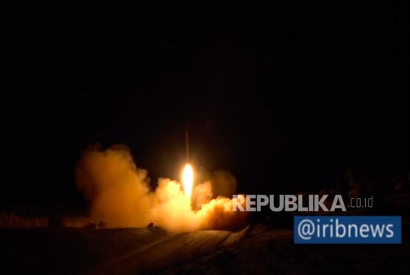 Tangkapan layar stasiun TV resmi Iran menayangkan peluncuran roket-roket yang ditembakkan ke arah markas militer AS di Irak Rabu (8/1). Jenderal Angkatan Darat Mark Milley menyebut roket Iran menyasar para personel AS.