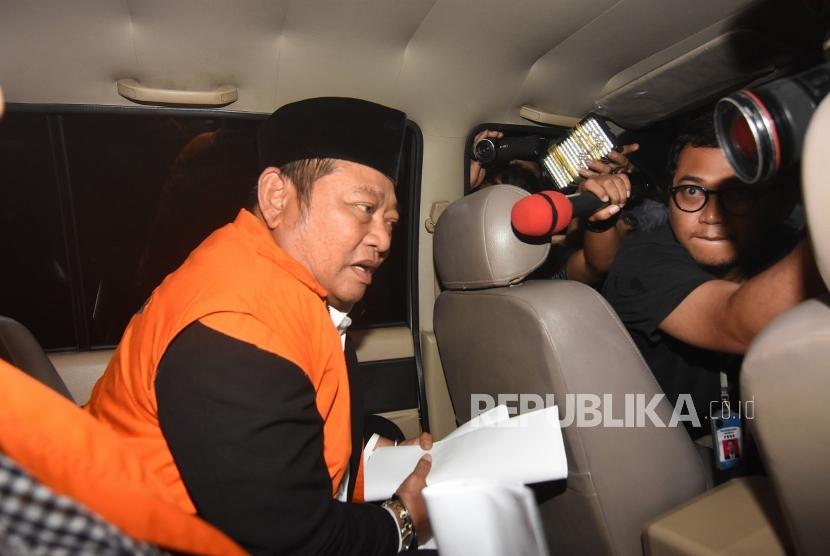 Bupati Sidoarjo Saiful Ilah (kiri) memasuki mobil usai menjalani pemeriksaan pasca operasi tangkap tangan di Gedung KPK, Jakarta, Kamis (9/1/2020).