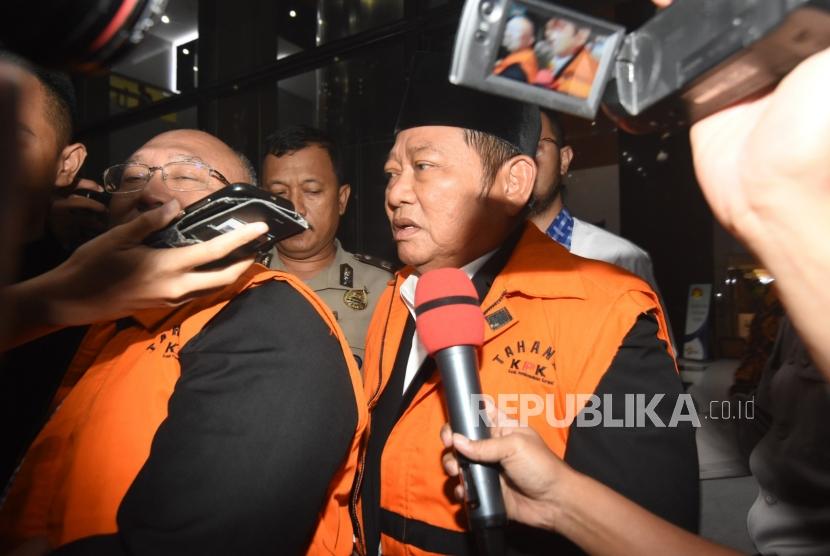 Bupati Sidoarjo Saiful Ilah (kanan) mengenakan rompi tahanan KPK usai menjalani pemeriksaan pasca operasi tangkap tangan di Gedung KPK, Jakarta, Kamis (9/1/2020).