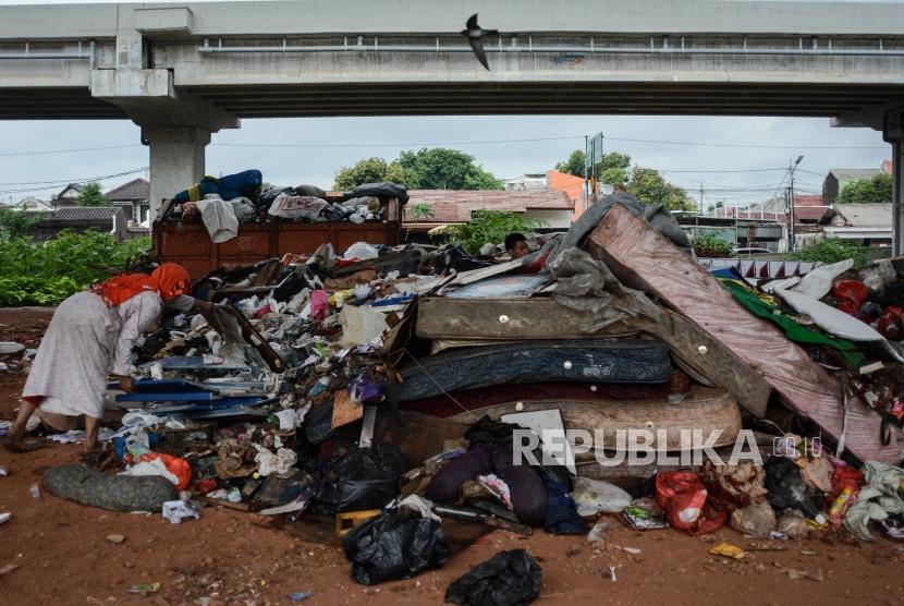 Sukabumi Gencarkan Gerakan Kurangi Sampah Plastik. Foto: Warga memungut sampah plastik.