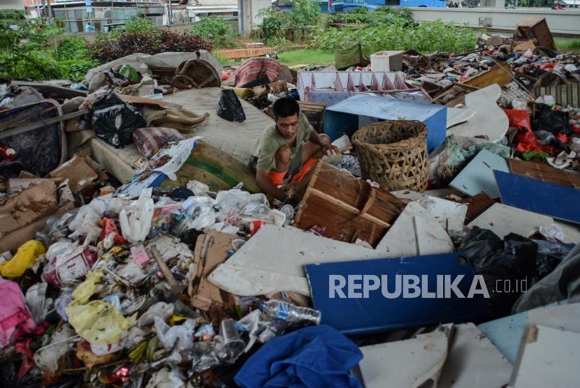 Warga memungut sampah plastik di kolong Tol Becakayu Jakarta, (ilustrasi).
