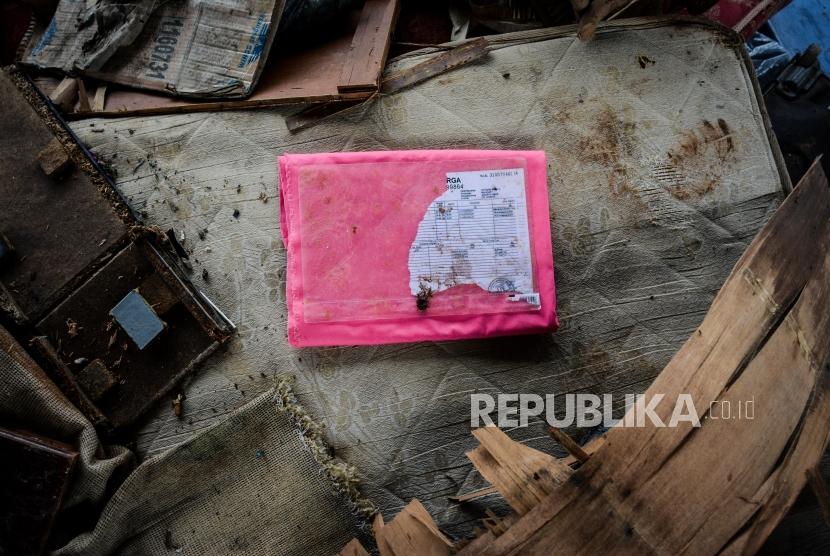 Barang-barang yang terendam pasca banjir di kawasan Cipinang Melayu, Jakarta Timur, Kamis (9/1). Banjir Jakarta membawa gugatan class action ke Pemprov DKI Jakarta.