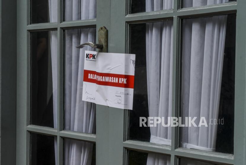 Pintu ruang kerja Komisioner KPU Wahyu Setiawan yang disegel KPK di Jakarta, Kamis (9/1).