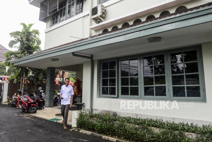 Petugas melintasi rumah dinas Wahyu Setiawan