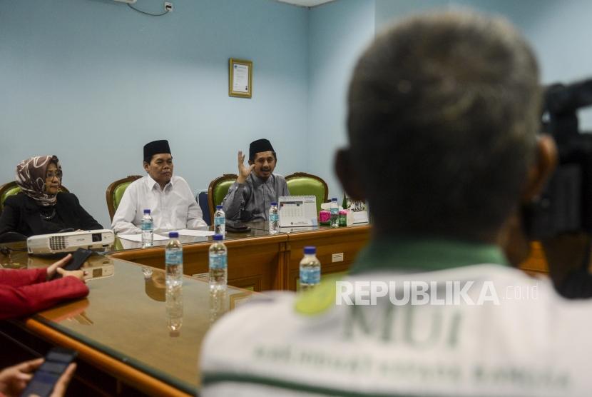 Wakil Sekretaris Jenderal MUI Amirsyah Tambunan (tengah) dan Zaitun Rasmin (kanan) serta Mantan Komisioner KPU Valina Singka Subekti (kiri) memberikan keterangan pers kepada wartawan di kantor MUI, Jakarta, Kamis (9/1).