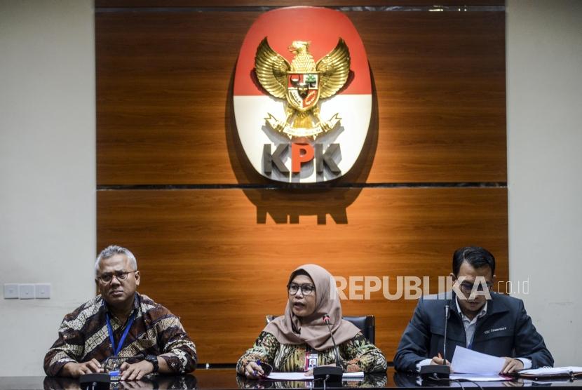 Wakil Ketua KPK Lili Pintauli Siregar (tengah) bersama Ketua KPU Arief Budiman (kiri) dan Plt Juru Bicara KPK Ali Fikri memberikan keterangan saat konferensi pers terkait kasus suap penetapan Anggota DPR periode 2019 - 2024 atas PAW Anggota DPR Fraski PDIP Nazaruddin Kiemas yang meninggal dunia di Gedung KPK, Jakarta, Kamis (9/1).