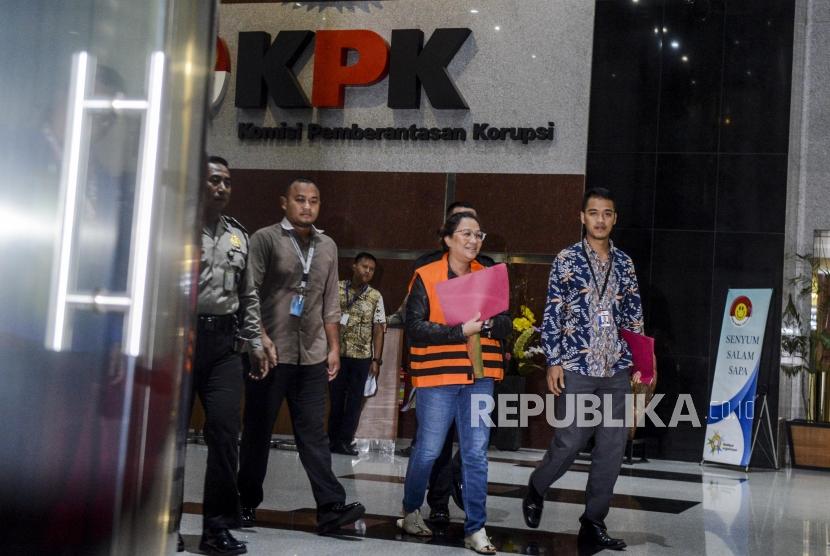 Mantan anggota Bawaslu Agustiani Tio Fridelia memakai rompi oranye usai menjalani pemeriksaan di Gedung KPK, Jakarta, Jumat (10/1).