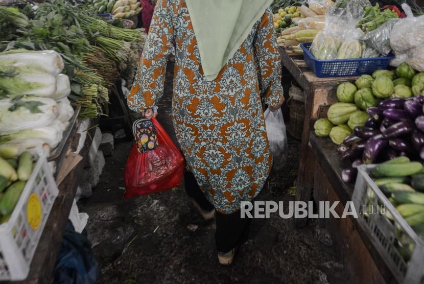 Pemkot Balikpapan mulai melarang penggunaan kantong plastik di pasar tradisional. Foto, warga berbelanja menggunakan kantong plastik di pasar tradisional. (ilustrasi)