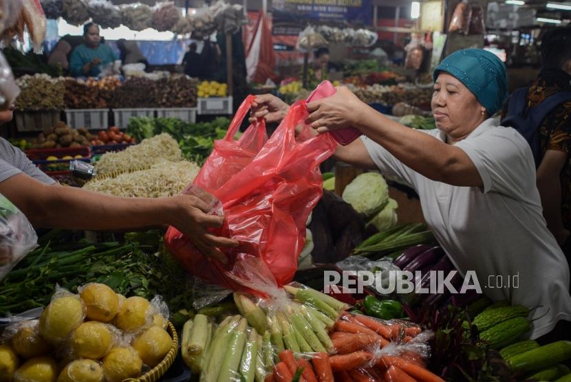 Sejumlah warga berbelanja menggunakan kantong plastik di Pasar Minggu, Jakarta. Kepala Dinas Lingkungan Hidup DKI Jakarta meyakini kebijakan pelarangan penggunaan kantong plastik akan bisa sesukses penerapan  car free day. Ilustrasi.