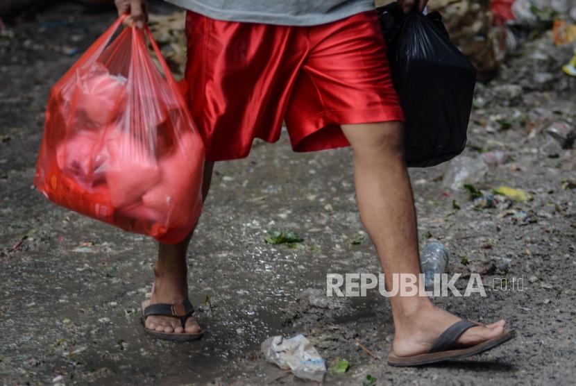 Sejumlah warga berbelanja menggunakan kantong plastik di Pasar Minggu, Jakarta, Jumat (10/1).