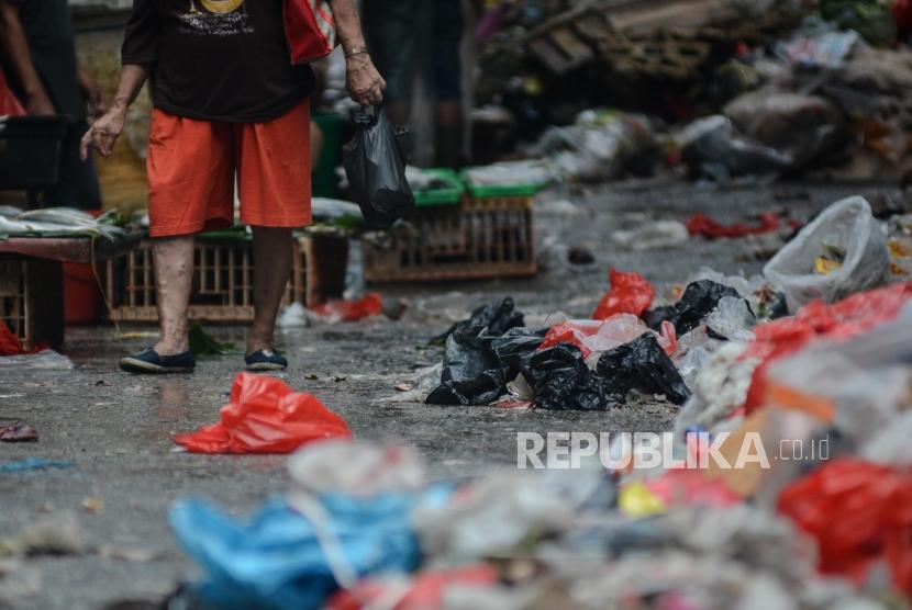 Sejumlah warga berbelanja menggunakan kantong plastik di Pasar Minggu, Jakarta, Jumat (10/1).
