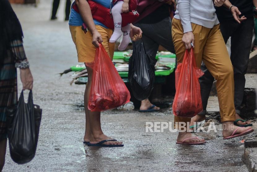 Sejumlah warga berbelanja menggunakan kantong plastik di Pasar Minggu, Jakarta, Jumat (10/1). Larangan penggunaan kantong plastik sekali pakai berlaku mulai 1 Juli 2020. Ilustrasi.
