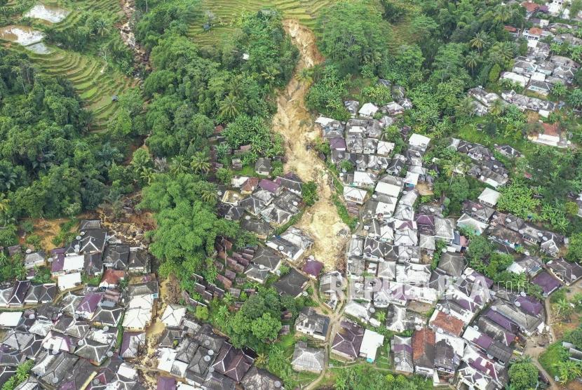 Foto areal kondisi Desa Adat Urug pascabencana tanah longsor dan banjir bandang di Kecamatan Sukajaya, Kabupaten Bogor, Jawa Barat, Jumat (10/1/2020).