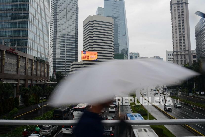 Jakarta hujan. BMKG memprakirakan hujan disertai petir akan mengguyur sebagian wilayah Jakarta, Kamis.