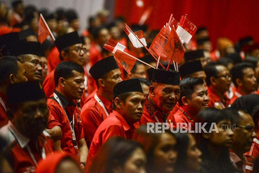 Sejumlah kader saat menghadiri pembukaan Rapat Kerja Nasional (Rakernas) I PDIP di Jakarta, Jumat (10/1).