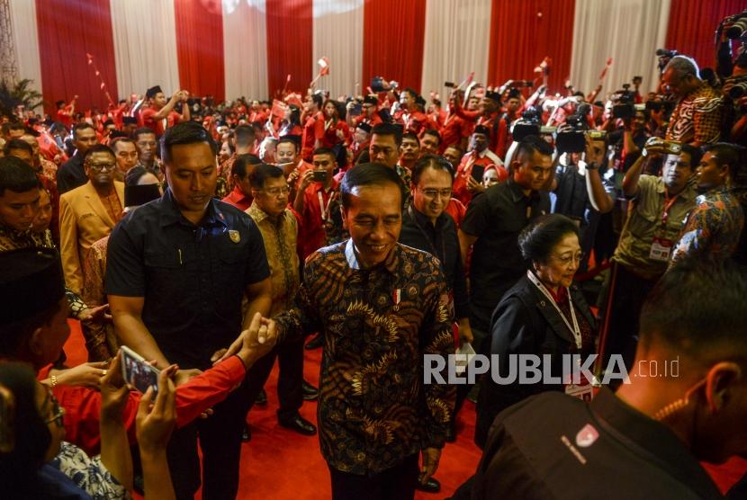 Presiden Joko Widodo didampingi Ketua Umum Partai Demokrasi Indonesia Perjuangan (PDIP) Megawati Soekarnoputri saat menghadiri pembukaan Rapat Kerja Nasional (Rakernas) I PDIP di Jakarta, Jumat (10/1).