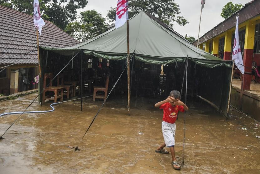 Seorang anak korban bencana banjir bandang dan tanah longsor beraktivitas di posko pengungsian korban banjir bandang dan tanah longsor di SDN Sukajaya 03, Harkat Jaya, Sukajaya, Bogor, Jawa Barat, Jumat (10/1/2020).