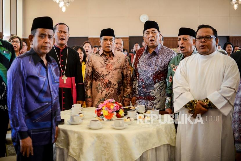 Ketua Lembaga Persahabatan Ormas Keagamaan (LPOK) yang juga Ketua PBNU, KH. Said Aqil Siradj bersama sejumlah tokoh agama saat menghadiri pengukuhan LPOK di Jakarta, Sabtu (11/1).