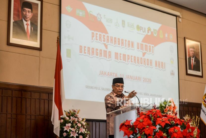 Ketua Lembaga Persahabatan Ormas Keagamaan (LPOK) yang juga Ketua PBNU, KH. Said Aqil Siradj memberikan sambutan saat pengukuhan LPOK di Jakarta, Sabtu (11/1).