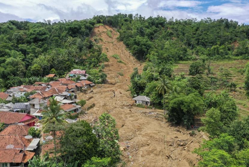 Foto udara anggota tim SAR gabungan melakukan pencarian korban tanah longsor dan banjir bandang yang masih belum ditemukan di Kampung Sinar Harapan, Desa Harkat Jaya, Kecamatan Sukajaya, Kabupaten Bogor, Jawa Barat, Sabtu (11/1/2020).