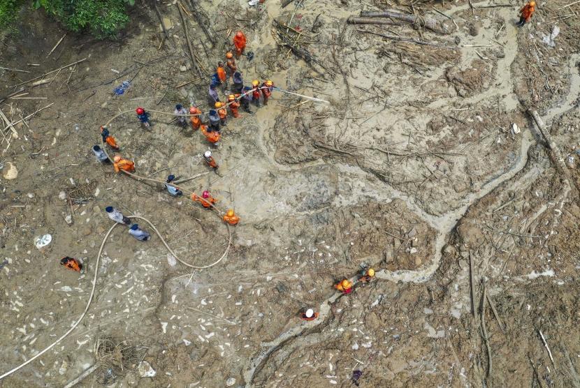 Foto udara  anggota tim SAR gabungan menggunakan alat penyemprot air untuk melakukan pencarian korban tanah longsor dan banjir bandang di Kecamatan Sukajaya, Kabupaten Bogor, Jawa Barat (ilustrasi)