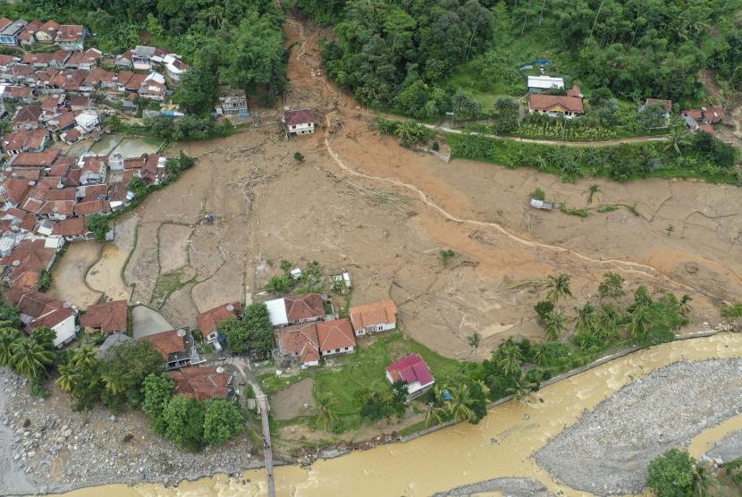 Foto udara anggota tim SAR gabungan melakukan pencarian korban tanah longsor dan banjir bandang yang masih belum ditemukan di Kampung Sinar Harapan, Desa Harkat Jaya, Kecamatan Sukajaya, korbma Kabupaten Bogor, Jawa Barat, Sabtu (11/1/2020).