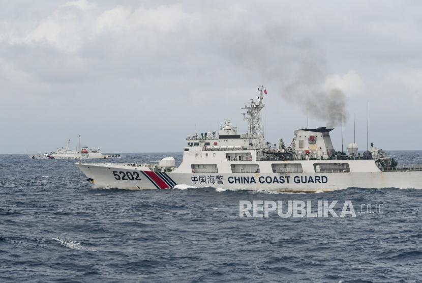 Kapal Coast Guard China-5202 dan Coast Guard China-4301 membayangi KRI Usman Harun-359 saat melaksanakan patroli mendekati kapal nelayan pukat China yang melakukan penangkapan ikan di ZEE Indonesia Utara Pulau Natuna, Sabtu (11/1/2020).