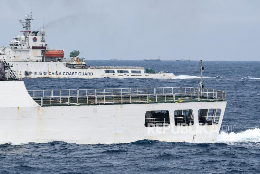 Kapal Coast Guard China-5202 dan Coast Guard China-5403 membayangi KRI Usman Harun-359 saat melaksanakan patroli mendekati kapal nelayan pukat China yang melakukan penangkapan ikan di ZEE Indonesia Utara Pulau Natuna, Sabtu (11/1/2020).