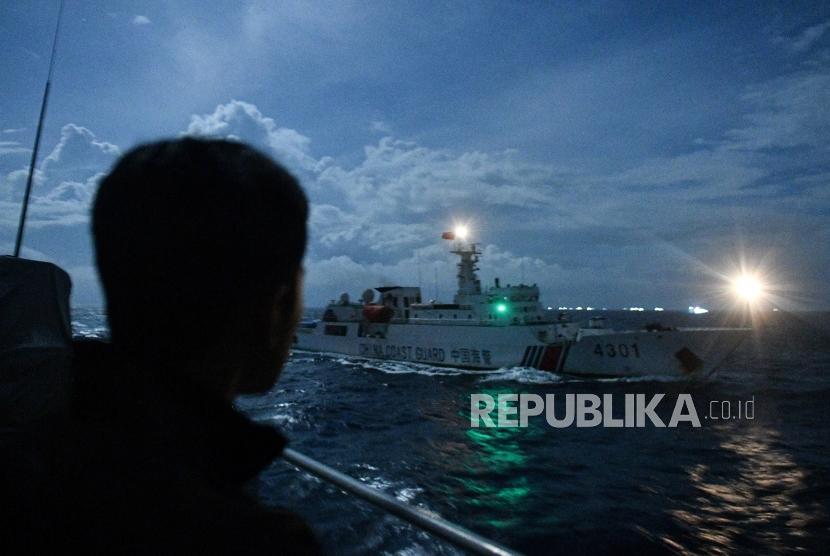 Kapal Coast Guard China-4301 membayangi KRI Usman Harun-359 saat melaksanakan patroli mendekati kapal nelayan pukat China yang melakukan penangkapan ikan di ZEE Indonesia Utara Pulau Natuna, Sabtu (11/1/2020) dini hari. Dalam patroli tersebut KRI Usman Harun-359 bersama KRI Jhon Lie-358 dan KRI Karel Satsuitubun-356 melakukan patroli dan bertemu enam kapal Coast Guard China, satu kapal pengawas perikanan China, dan 49 kapal nelayan pukat asing.