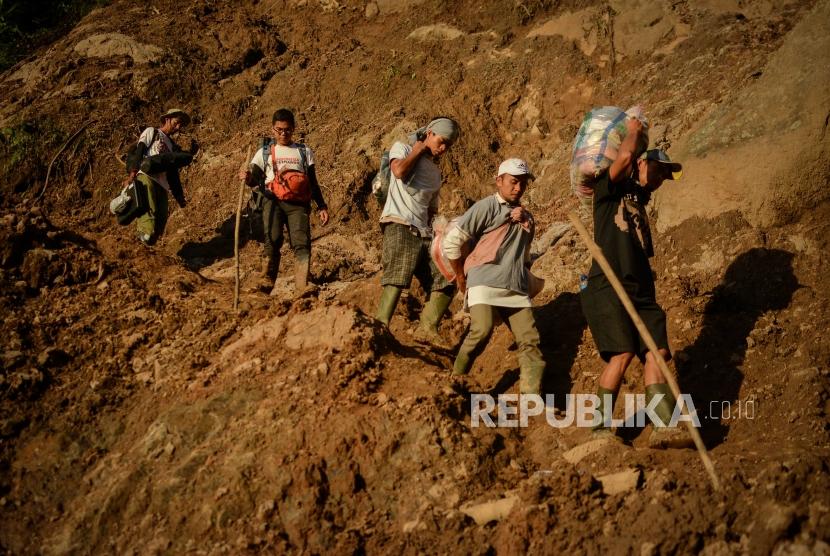 Warga korban longsor dan banjir bandang mengangkut bantuan yang di berikan organisasi kemanusiaan Aksi Cepat Tanggap (ACT) di Desa Lebak Situ, Kecamatan Lebak Gedong, Banten, Minggu (12/1).