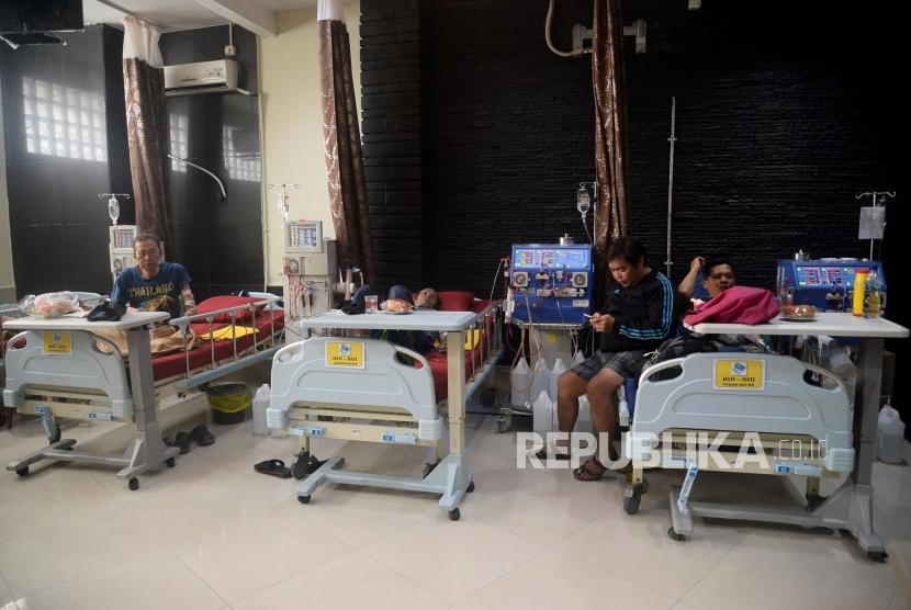 Sejumlah pasien melakukan cuci darah di Klinik Hemodialisis Tidore, Jakarta, Senin (13/1). Ilustrasi.