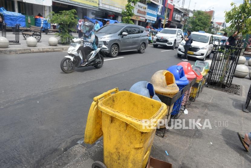 Deretan tempat sampah disiapkan di pedestrian Malioboro, Yogyakarta. (ilustrasi)