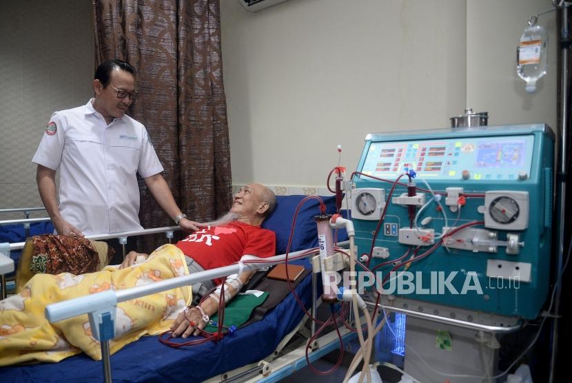Direktur Utama BPJS Kesehatan Fachmi Idris berdialog dengan seorang pasien di Klinik Hemodialisis Tidore, Jakarta, Senin (13/1). BPJS Kesehatan mendorong faskes untuk lakukan bridging sistem informasi rumah sakit