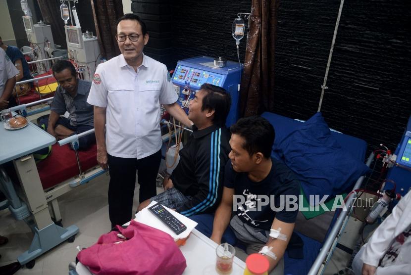 Direktur Utama BPJS Kesehatan Fachmi Idris berdialog dengan seorang pasien di Klinik Hemodialisis Tidore, Jakarta, Senin (13/1).