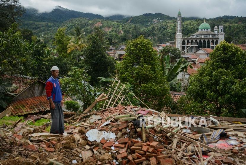 Warga korban longsor dan banjir bandang mencari barang-barang di bekas rumahnya yang terkena longsor di Kampung Gunung Julang, Desa Lebaksitu, Kecamatan Lebak Gedong, Banten, Senin (13/1).