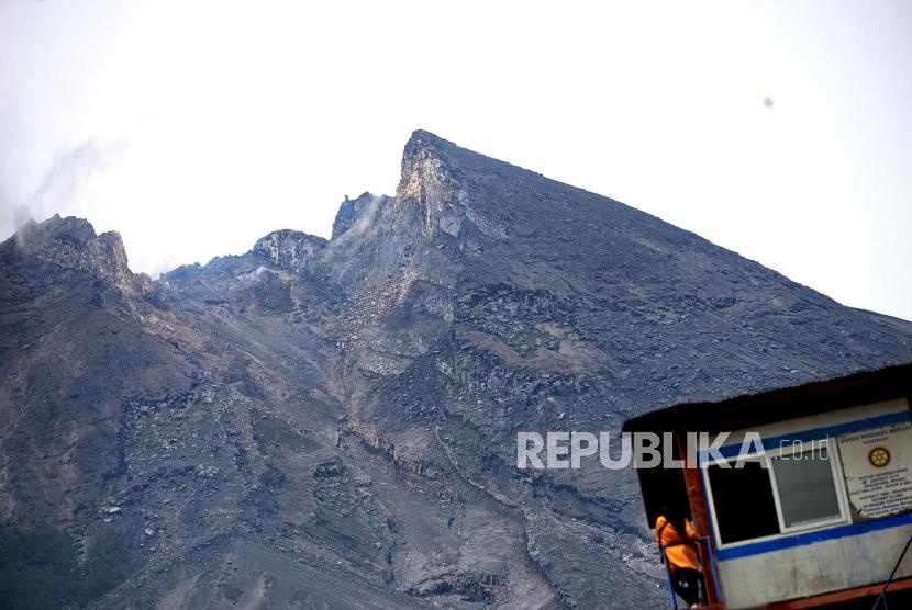 Rencana Kontijensi Erupsi Merapi. Gunung Merapi terlihat jelas dari kawasan Bukit Klangon, Sleman, Yogyakarta, Senin (13/1/2020).